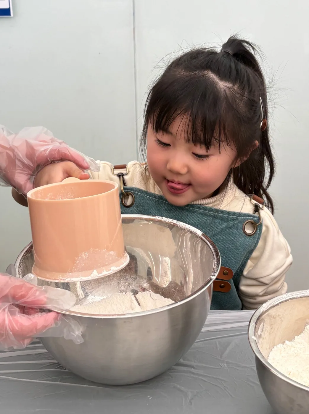 반죽을 젓는 아이