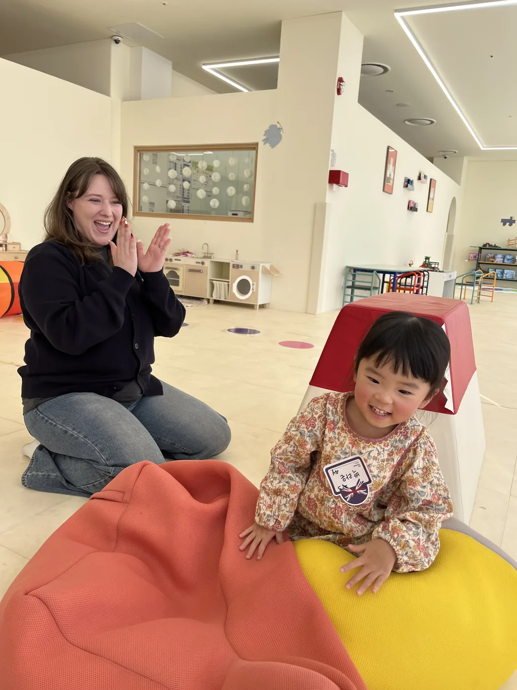 선생님과 마주 보며 웃는 아이