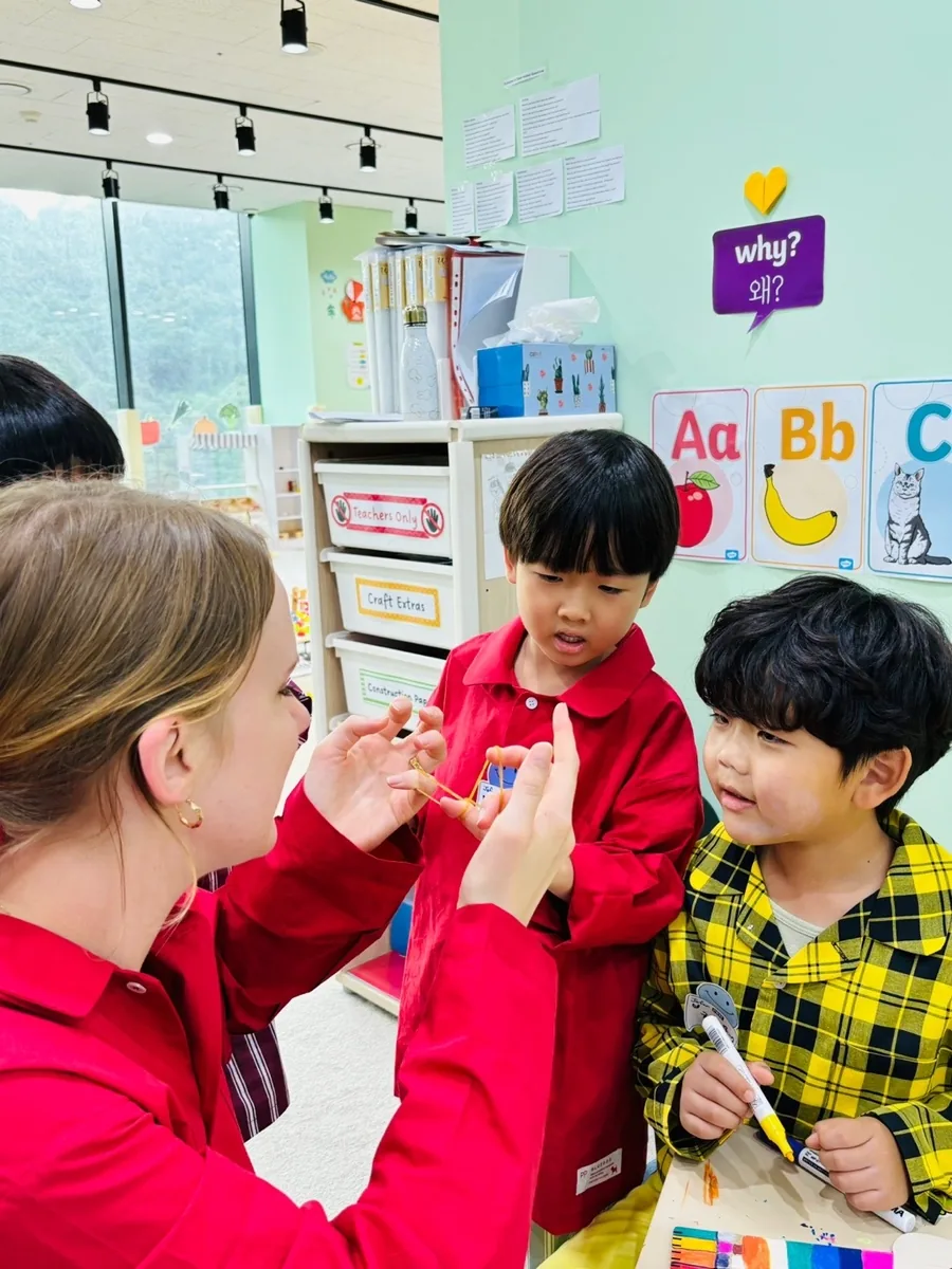 원어민 선생님과 눈을 맞추고 이야기하는 아이들